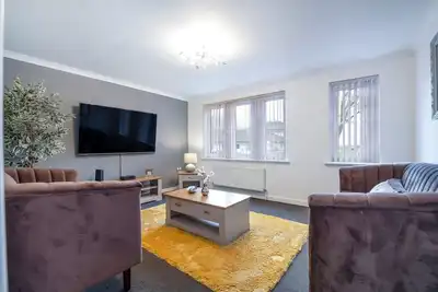 Image de 🔥30% Off 28+ nights stays - Large 4 bedroom close to town w\/Parking🔥