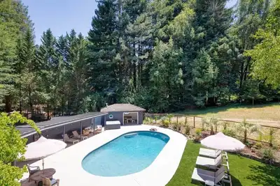 Image de Lazy Lightning Lodge- 20 acres, pool, spa, dntwn Gv