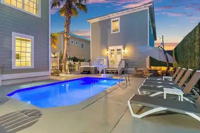 Image de Across From Beach! 7 bdrm, Amazing Pool Area, Jacuzzi, Discounted Golf Cart