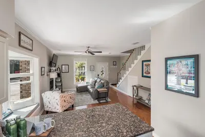 Image de Historic Pensacola 2br townhouse open now for Fall festivals. Walk everywhere!