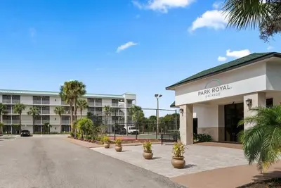 Image de Vibrant Room with 2 Dbl Beds Near Theme Parks and Golf Courses