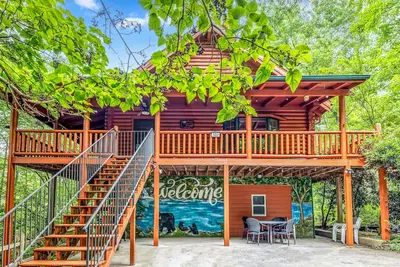 Image de 🌟Spacious 7br Modern Rustic Log Cabin Retreat 🌟 Hot Tub 🛀 Arcade Room 🎮