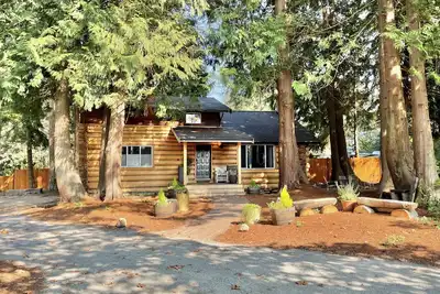 Image de Rustic Log Home Escape - Lodge Comfort & Outdoor Firepit\nPeaceful retreat