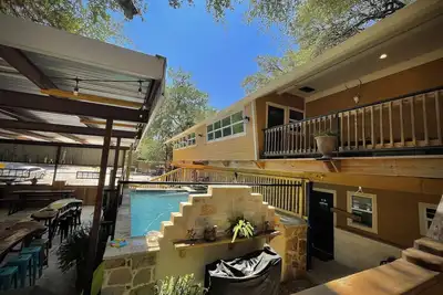 Image de Haggville Hacienda - Private Riverfront @Vacation Frio River - Pool