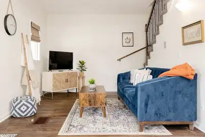 Image de 2 bed, 2 bath West Plaza House, yard, parking!