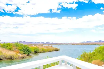 Image de Lakefront Luxury Tiny Home with Stunning Lake  & Mountain Views!