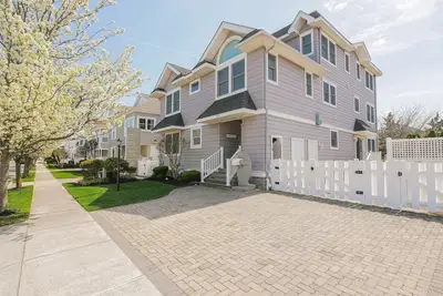 Image de Spacious Custom Home: everything Avalon offers: Beach, Pool, Tennis, Hot Tub!