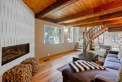 Image de Dog-friendly home with a firepit, private hot tub, pool, & sauna access