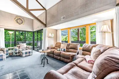 Image de Slope-view home with fast WiFi, fireplace, spiral staircases & W/D