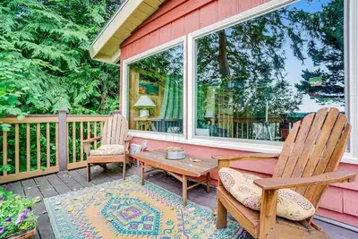 Image de Waterfront Home w/Private Beach, Deck, Wood Fireplace, Sound View