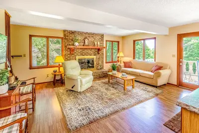 Image de Beautiful home with hot tub, firepit, deck, & central Ac