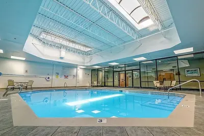 Image de Colorado Awaits! Minutes to Redlands Mesa Golf Course! Pool, Bar, Free Parking!