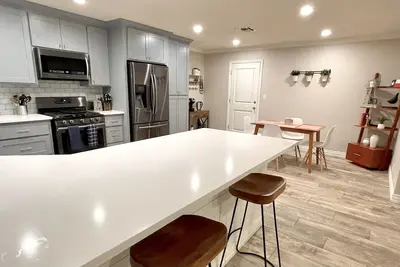 Image de Enjoy our cozy yet modern townhome! 50 amp Ev plug in!
