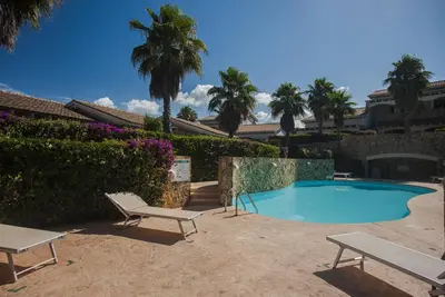 Image de Villa Elegance Sabrina près de la plage avec piscine, climatisation, jardin et terrasse.