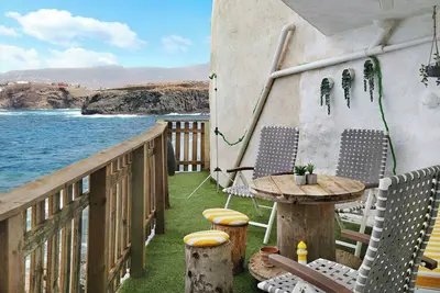 Image de Maison de vacances Blekys House en haut d'une falaise, vue sur mer, terrasse & Wi-Fi