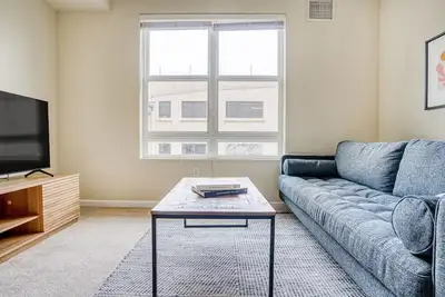Image de Airy San Bruno 1br w/ Pool, Gym, W/D, near trains + shops, by Blueground
