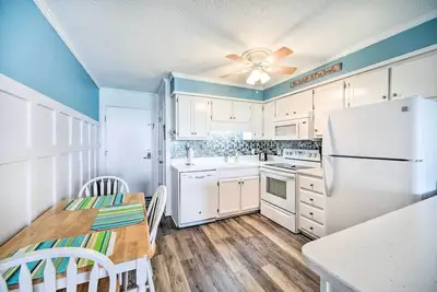 Image de Pool, Balcony & Walk to Beach: Atlantic Beach Gem