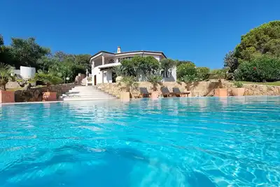 Image de Villa Luna Rossa avec vue sur la mer, piscine, climatisation, Wi-Fi, jardin, terrasse et balcon.