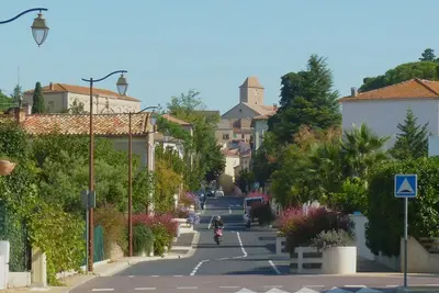 Image de Situation villageoise entre côte et campagne. 10 km Béziers