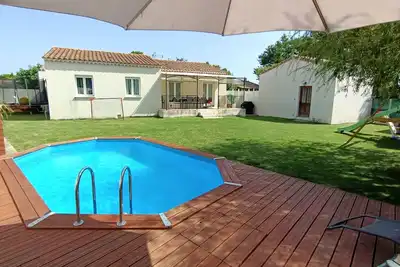 Image de Villa neuve moderne de plain pied climatisée avec piscine et aire de jeux