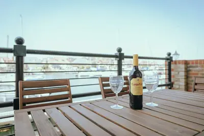 Image de Silver Strand - stunning marina views, stylish design, parking & 3 bathrooms!