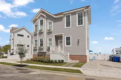 Image de Exceptional Luxury, Custom, New Construction Bay Front Home With Pool And 3-Stop Elevator.