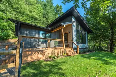 Image de Falling Waters Cabin | Sleek & Stylish One Level Living
