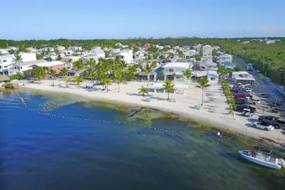 Image de Waterfront paradise with private community beach within walking distance.