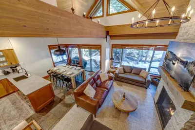 Image de Reno'd 4 Bd Village Townhome//Private Hot Tub
