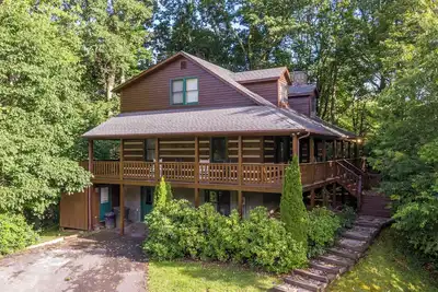 Image de A Family Tradition  Beautiful Boone cabin with hot tub home theater system and game room