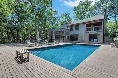Image de Contemporary and serene estate with heated saltwater pool, expansive. . .