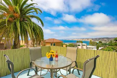 Image de Coastal View is a 2 bedroom home in the Village area of La Jolla with ocean views