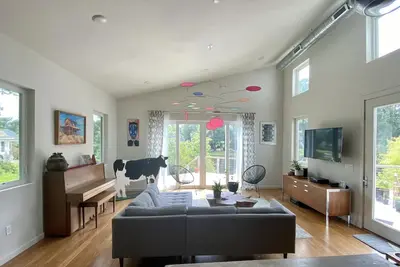 Image de Newly Listed Modern Beach House, Centrally located, Sleeps 6, Linens Provided