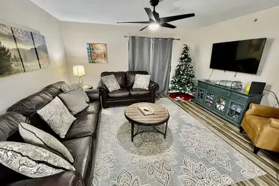 Image de Nature's Hold - Open Pool! Central Location! Natural Views! Cozy & elegant feel!