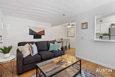 Image de Nice ‘n’ Quiet Downtown Apt | Pool + Free Parking