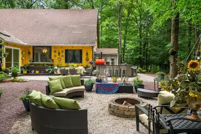 Image de Lake Naomi Forest Oasis Retreat with Hot Tub & Lounging Galore