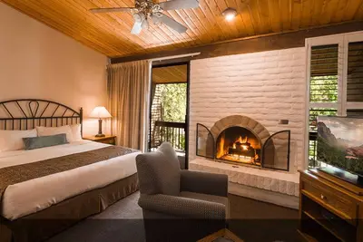 Image de Family-oriented, well-maintained resort by Oak Creek and a short walk to uptown.