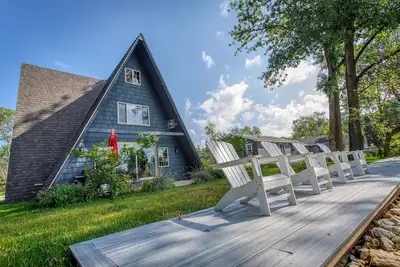 Image de Sturgeon Bay waterfront A-Frame with a dock and fire pit