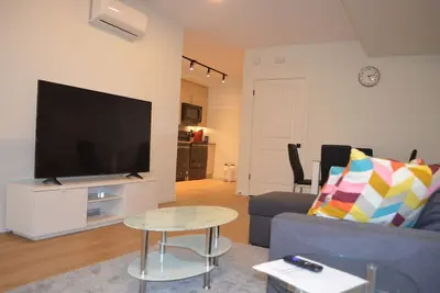 Image de Tastefully furnished, new & Luxury 2-bedroom condo!