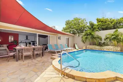 Image de Large Villa w\/Private Pool! Great Location + Free Utilities