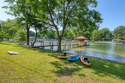 Image de Remodeled Lake Norman house on quiet, deep water cove