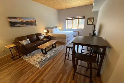 Image de Cozy Studio with quick walk to winter activities.