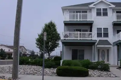 Image de Paradise by the Ocean\nSteps to best beach. Ocean Front pool. Private garage.