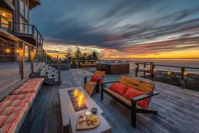 Image de New 6400 Sqft Beach Mansion, Ocean Views, Deck, Hot Tub, 3 Mins to Beach, Slp 25
