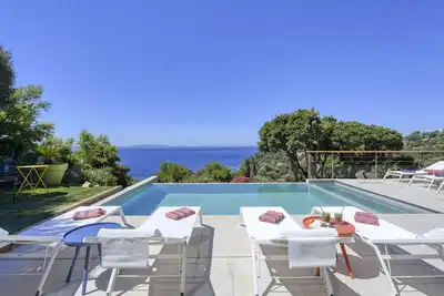 Image de Vue mer spectaculaire / commerces et plage Ă pied / Luxe