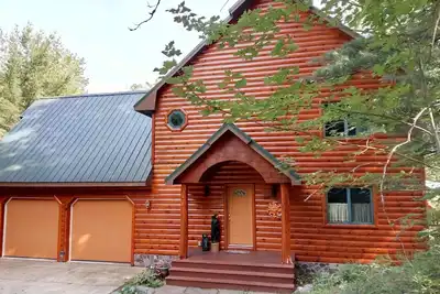 Image de Lake front Custom Log home. Kayaks Loons Bald eagles fox & turkeys included.