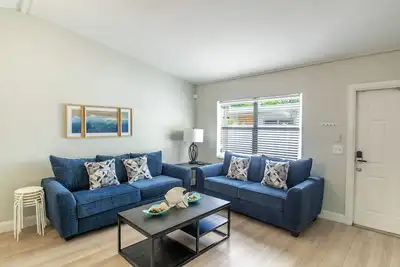 Image de Beautiful remodeled condo. Steps away from area's top nightlife/1 mi. from beach