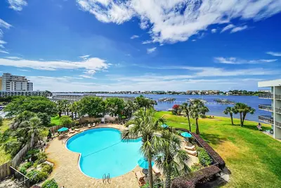 Image de Waterfront Condo w/Pool Access