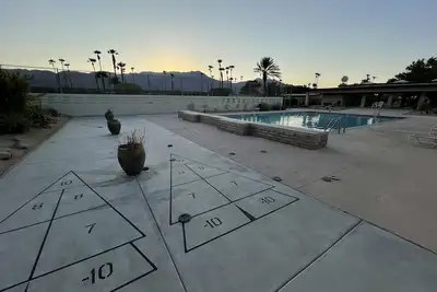 Image de With Ev charger -Mid Century Modern Close to Hiking, Golf, &Stargaze on the patio