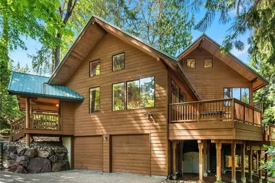 Image de Spacious Cabin with hot tub, sauna, Ac, loft, king bed, free parking